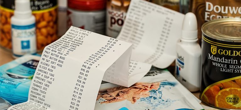 Erst kommt das Fressen, dann kommt die Moral: Denn wovon lebt der Mensch? Erst kommt das Fressen, dann kommt die Moral: Denn wovon lebt der Mensch?
